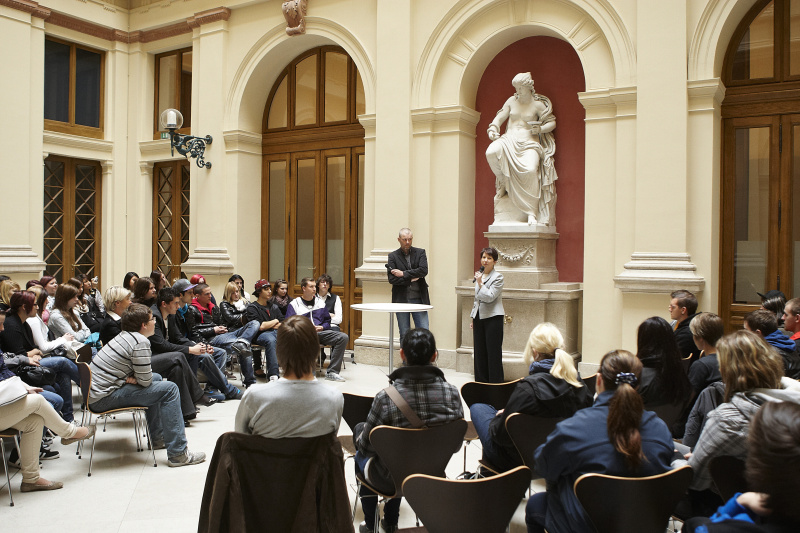 Andreas Baumgartner - Moderator und Nationalratspräsidentin Mag.a Barbara Prammer mit den teilnehmenden Jugendlichen des Projekts von der BHAK Feldkirchen, HLA für Mode und Kunst Wien sowie mit Lehrlingen der ÖBB und der VOEST.