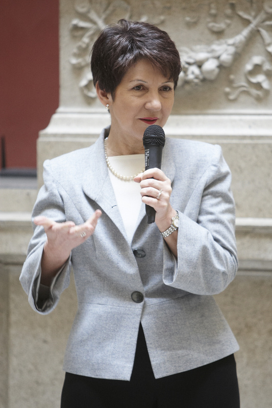 Nationalratspraesidentin Mag. Barbara Prammer diskutiert mit den teilnehmenden Jugendlichen des Projekts von der BHAK Feldkirchen, HLA fuer Mode und Kunst Wien sowie mit Lehrlingen der OEBB und der VOEST.