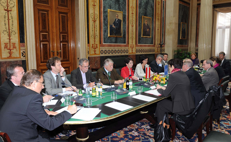 Aussprache - Österreichische Delegation v.li. Leopold Fruhmann - Parlamentsdirektion; Dr. Joseph Wirnsperger - Parlamentsdirektion; Helfried Carl; Dr. Alexander Van der Bellen - Nationalratsabgeordneter; Wolfgang Großruck - Nationalratsabgeordneter; Mag.a Barbara Prammer - Nationalratspräsidentin; Mag.a Christine Muttonen, Dr. Thomas Mayr-Harting - Botschafter, Herbert Scheibner - Nationalratsabgeordneter, Dr. Brigitte Brenner - Parlamentsdirektin und Martin Wasserer - Parlamentsdirektion