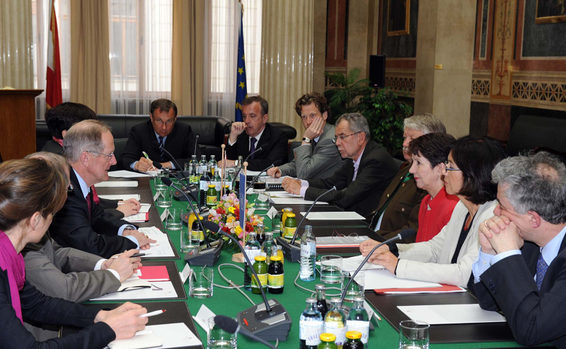 Aussprache - linke Bildhälfte: Delegation mit  Joseph Deiss - Präsident der 65. UN-Generalversammlung (3.v.li.). Rechte Bildhälfte: Österreichische Delegation v.li. Leopold Fruhmann - Parlamentsdirektion; Dr. Joseph Wirnsperger - Parlamentsdirektion; Helfried Carl; Dr. Alexander Van der Bellen - Nationalratsabgeordneter; Wolfgang Großruck - Nationalratsabgeordneter; Mag.a Barbara Prammer - Nationalratspräsidentin; Mag.a Christine Muttonen und Dr. Thomas Mayr-Harting - Botschafter