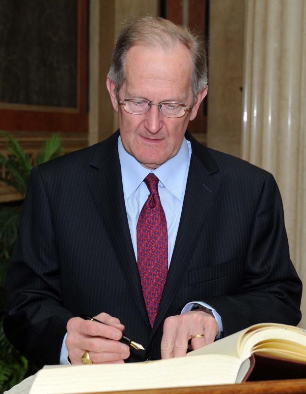 Joseph Deiss - Präsident der 65. UN-Generalversammlung beim Eintrag in das Gästebuch