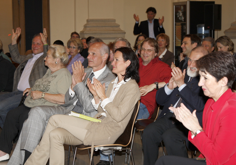 Blick Richtung VeranstaltungsteilnehmerInnen mit Mag.a Barbara Prammer - Nationalratspräsidentin (re) und Dr.in Eva Glawischnig-Pisczek - Nationalratsabgeordnete und Klubobfrau der Grünen (2.v.re).