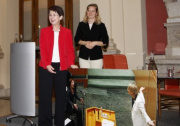 v.li. Mag.a Barbara Prammer - Präsidentin des Nationalrates mit Gebärdendolmetscherin und einem Bild mit Mag.a Helene Jarmer am Rednerpult im Nationalratssitzungssaal