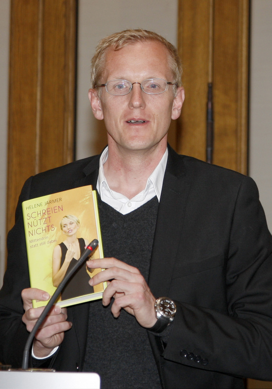 Mag. Johannes Huber - Vorsitzender Vereinigung der Parlamentsredakteure und -redakteurinnen mit dem Buch von Mag. Helene Jarmer - Nationalratsabgeordnete