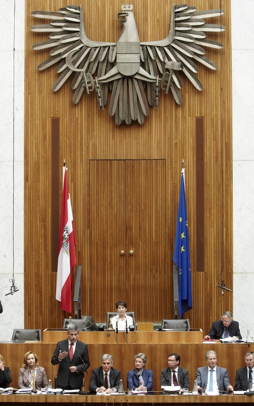 Auf der Regierungsbank v.li. Maria Fekter -  Finanzministerin, Michael Spindelegger - Vizekanzler am Wort, Werner Faymann - Bundeskanzler, Claudia Schmied - Unterrichtsministerin, Norbert Darabos - Verteidigungsminister, Reinhold Mitterlehner- Wirtschaftsminister und Alois Stöger - Gesundheitsminister. Am Präsidium Barbara Prammer - Nationalratspräsidentin