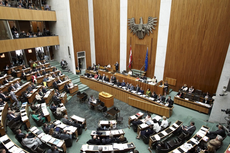 Auf der Regierungsbank v.li. Sebastin Kurz - Staatssekretär, Wolfgang Waldner - Staatssekretär, Gabriele Heinisch Hosek - Frauenministerin, Nikolaus Berlakovich - Landwirtschaftsminister, Rudolf Hundstorfer - Sozialminister, Doris Bures - Verkehrsministerin, Maria Fekter -  Finanzministerin, Michael Spindelegger - Vizekanzler, Werner Faymann - Bundeskanzler am Wort, Claudia Schmied - Unterrichtsministerin, Norbert Darabos - Verteidigungsminister, Reinhold Mitterlehner- Wirtschaftsminister, Alois Stöger - Gesundheitsminister, Beatrix Karl - Justizministerin, Johanna Mikl-Leitner - Innenministerin, Karlheinz Töchterle - Wissenschaftsminister und Josef Ostermayer - Staatssekretär. Am Präsidium Barbara Prammer - Nationalratspräsidentin 