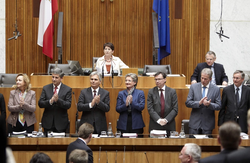 Auf der Regierungsbank v.li. Maria Fekter -  Finanzministerin, Michael Spindelegger - Vizekanzler, Werner Faymann - Bundeskanzler, Claudia Schmied - Unterrichtsministerin, Norbert Darabos - Verteidigungsminister, Reinhold Mitterlehner- Wirtschaftsminister und Alois Stöger - Gesundheitsminister. Am Präsidium Barbara Prammer - Nationalratspräsidentin