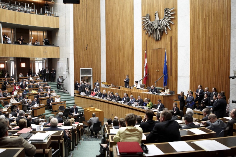 Auf der Regierungsbank v.li. Sebastin Kurz - Staatssekretär, Wolfgang Waldner - Staatssekretär, Gabriele Heinisch Hosek - Frauenministerin, Nikolaus Berlakovich - Landwirtschaftsminister, Rudolf Hundstorfer - Sozialminister, Doris Bures - Verkehrsministerin, Maria Fekter -  Finanzministerin, Michael Spindelegger - Vizekanzler, Werner Faymann - Bundeskanzler am Wort, Claudia Schmied - Unterrichtsministerin, Norbert Darabos - Verteidigungsminister, Reinhold Mitterlehner- Wirtschaftsminister, Alois Stöger - Gesundheitsminister, Beatrix Karl - Justizministerin, Johanna Mikl-Leitner - Innenministerin, Karlheinz Töchterle - Wissenschaftsminister und Josef Ostermayer - Staatssekretär. Am Präsidium Barbara Prammer - Nationalratspräsidentin 
