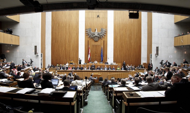 Auf der Regierungsbank v.li. Sebastin Kurz - Staatssekretär, Wolfgang Waldner - Staatssekretär, Gabriele Heinisch Hosek - Frauenministerin, Nikolaus Berlakovich - Landwirtschaftsminister, Rudolf Hundstorfer - Sozialminister, Doris Bures - Verkehrsministerin, Maria Fekter -  Finanzministerin, Michael Spindelegger - Vizekanzler, Werner Faymann - Bundeskanzler am Wort, Claudia Schmied - Unterrichtsministerin, Norbert Darabos - Verteidigungsminister, Reinhold Mitterlehner- Wirtschaftsminister, Alois Stöger - Gesundheitsminister, Beatrix Karl - Justizministerin, Johanna Mikl-Leitner - Innenministerin, Karlheinz Töchterle - Wissenschaftsminister und Josef Ostermayer - Staatssekretär. Am Präsidium Barbara Prammer - Nationalratspräsidentin 