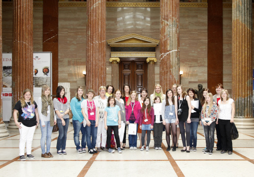 Gruppenfoto mit Girls Day - Teilnehmerinnen. Letze Reihe v.li. Dorothea Schittenhelm - Nationalratsabgeordnete, Tanja Windbüchler-Souschill - Nationalratsabgeordnete, Martina Schenk - Nationalratsabgeordnete, Mag.a Barbara Prammer - Nationalratspräsidentin, Elisabeth Hakel - Nationalratsabgeordnete,Carmen Gartelgruber - Nationalratsabgeordnete und Monika Kemperle - Bundesratsmitglied