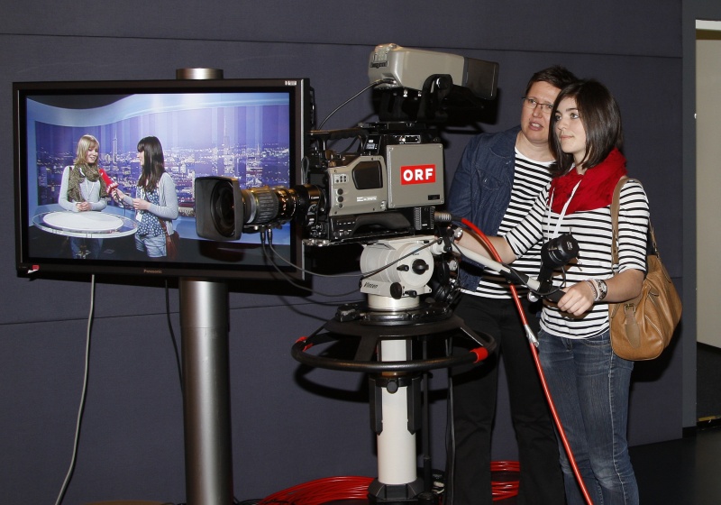 Girls Day - Teilnehmerinnen im ORF-Studio des Parlaments