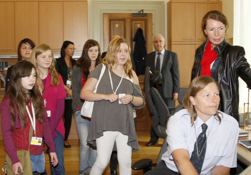 Blick in Richtung Girls Day - Teilnehmerinnen in der Sicherheitsabteilung