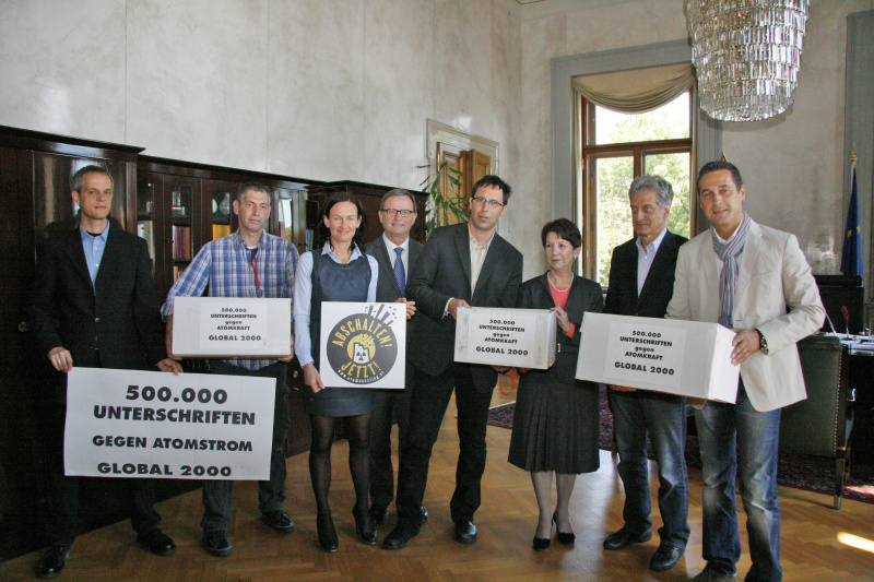 v.li. zwei Veranstaltungsteilnehmer, Dr.in Eva Glawischnig-Piesczek - Klubobfrau der Grünen, Karlheinz Kopf - ÖVP-Klubobmann, Dr. Klaus Kastenhofer - Geschäftsführer von Global 2000, Mag.a Barbara Prammer - Nationalratspräsidentin, Dr. Josef Cap - SPÖ-Klubobmann und Heinz-Christian Strache - FPÖ-Klubobmann bei der Übergabe von mehr als 500.000 Unterschriften gegen Atomstrom