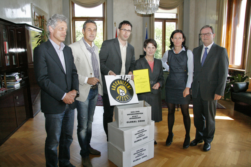 v.li. Dr. Josef Cap - SPÖ-Klubobmann, Heinz-Christian Strache - FPÖ-Klubobmann , Dr. Klaus Kastenhofer - Geschäftsführer von Global 2000, Mag.a Barbara Prammer - Nationalratspräsidentin,  Dr.in Eva Glawischnig-Piesczek - Klubobfrau der Grünen und Karlheinz Kopf - ÖVP-Klubobmann