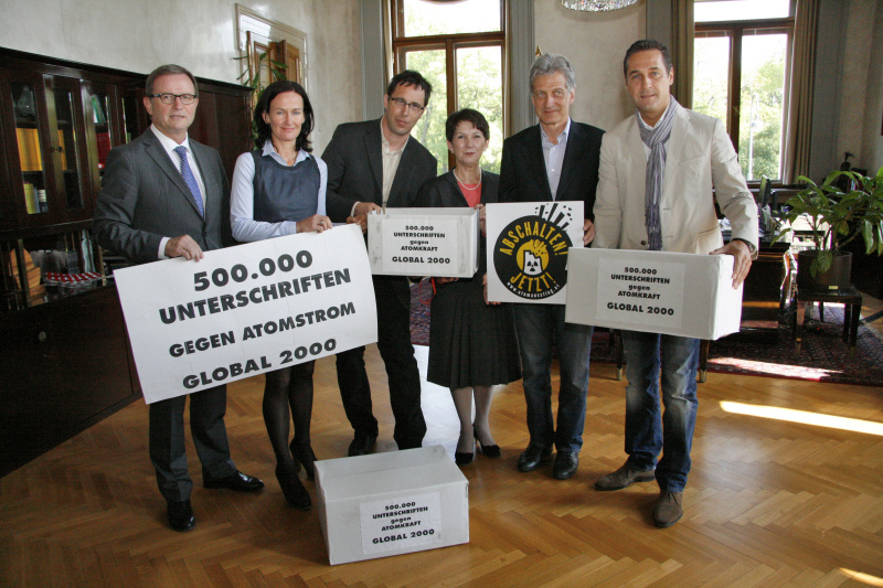 v.li. Karlheinz Kopf - ÖVP-Klubobmann, Dr.in Eva Glawischnig-Piesczek - Klubobfrau der Grünen, Dr. Klaus Kastenhofer - Geschäftsführer von Global 2000, Mag.a Barbara Prammer - Nationalratspräsidentin, Dr. Josef Cap - SPÖ-Klubobmann und Heinz-Christian Strache - FPÖ-Klubobmann bei der Übergabe von mehr als 500.000 Unterschriften gegen Atomstrom