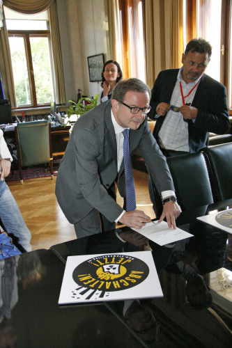 Karlheinz Kopf - ÖVP-Klubobmann beim Unterschreiben der Petition