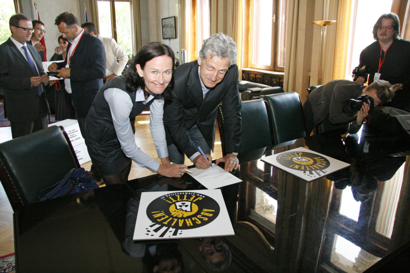 v.li. Dr.in Eva Glawischnig-Piesczek - Klubobfrau der Grünen und Dr. Josef Cap - SPÖ-Klubobmann beim Unterschreiben der Petition