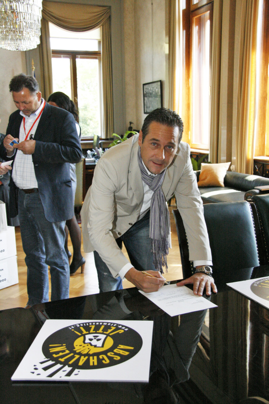 Heinz-Christian Strache - FPÖ-Klubobmann beim Unterschreiben der Petition