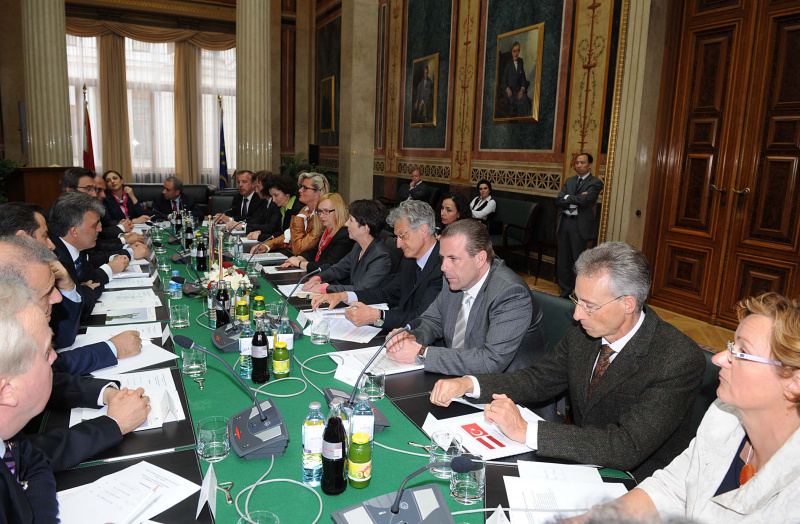 linke Bildhälfte: Türkische Delegation mit Abdullah Gül - Staatspräsident der Republik Türkei (4.v.li.). Rechte Bildhälfte: Österreichische Delegation v.li. Dr. Joseph Wirnsperger - Parlamentsdirektion, Mag. Helfried Carl,  Mag.a Alev Korun - Nationalratsabgeordnete, Dr.in Ursula Plassnik - Nationalratsabgeordnete, Carmen Gartelgruber - Nationalratsabgeordnete, Mag.a Barbara Prammer - Nationalratspräsidentin, Dr. Josef Cap - Klubobmann der SPÖ,  Harald Vilimsky - Nationalratsabgeordneter, Dr. Georg Posch - Parlamentsdirektor und Dr.in Brigitte Brenner - Parlamentsdirektion