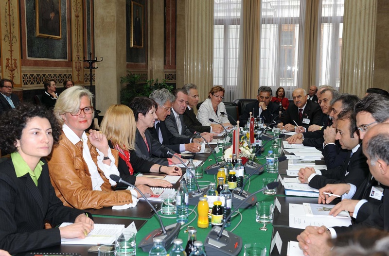 linke Bildhälfte: Österreichische Delegation v.li. Mag.a Alev Korun - Nationalratsabgeordnete, Dr.in Ursula Plassnik - Nationalratsabgeordnete, Carmen Gartelgruber - Nationalratsabgeordnete, Mag.a Barbara Prammer - Nationalratspräsidentin, Dr. Josef Cap - Klubobmann der SPÖ, Harald Vilimsky - Nationalratsabgeordneter; Dr. Georg Posch - Parlamentsdirektor und Dr.in Brigitte Brenner - Parlamentsdirektion. Rechte Bildhälfte Türkische Delegation mit Abdullah Gül - Staatspräsident der Republik Türkei (4.v.li.)