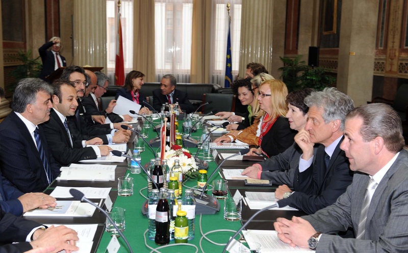 linke Bildhälfte: Türkische Delegation mit Abdullah Gül - Staatspräsident der Republik Türkei (1.v.li.). Rechte Bildhälfte: Österreichische Delegation v.li. Mag. Helfried Carl,  Mag.a Alev Korun - Nationalratsabgeordnete, Dr.in Ursula Plassnik - Nationalratsabgeordnete, Carmen Gartelgruber - Nationalratsabgeordnete, Mag.a Barbara Prammer - Nationalratspräsidentin, Dr. Josef Cap - Klubobmann der SPÖ und Harald Vilimsky - Nationalratsabgeordneter