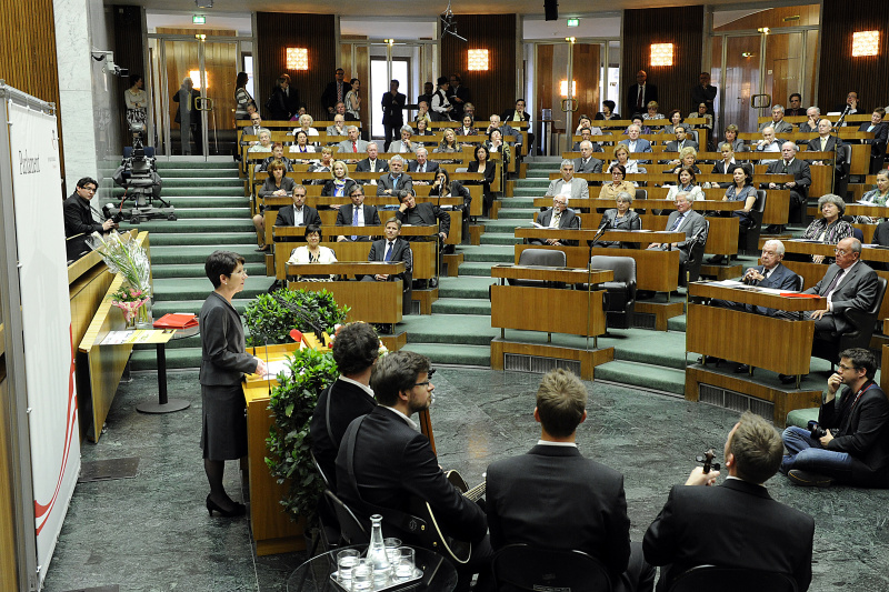 Mag.a Barbara Prammer - Nationalratspräsidentin  am Rednerpult begrüßt die VeranstaltungsteilnehmerInnen