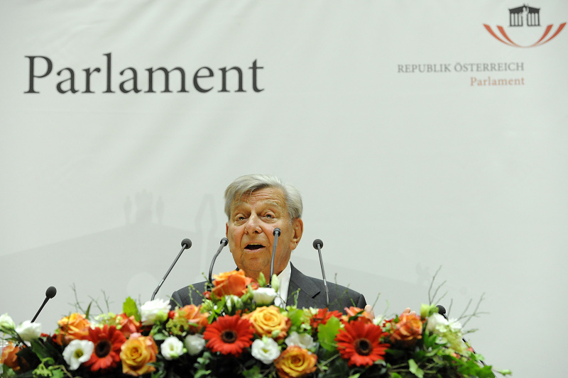 Hugo Portisch - Preisträger Ehrenpreis 2010 des Presseclub Concordia am Rednerpult