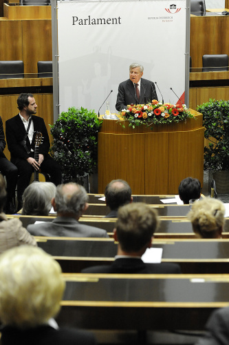 Hugo Portisch - Preisträger Ehrenpreis 2010 des Presseclub Concordia am Rednerpult