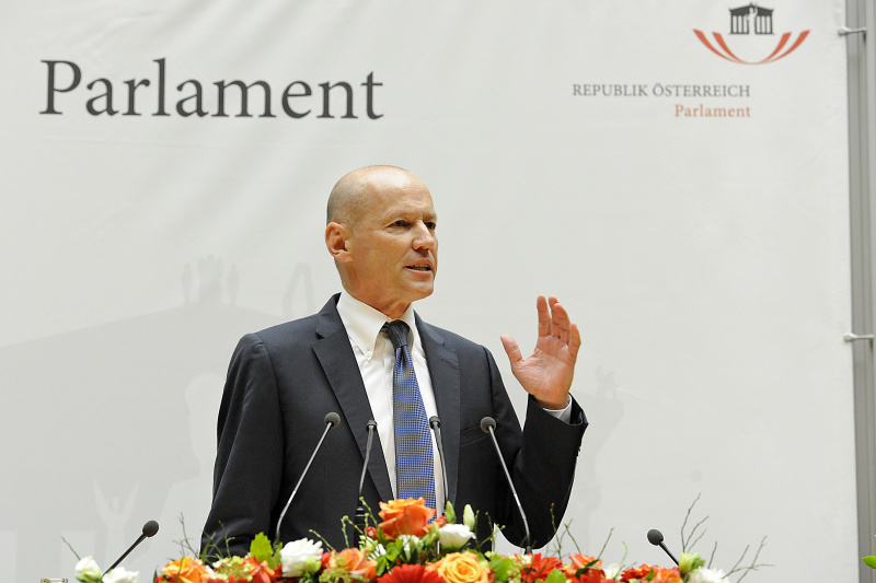 Dr. Peter Resetarits - Preisträger Kategorie Menschenrechte am Rednerpult