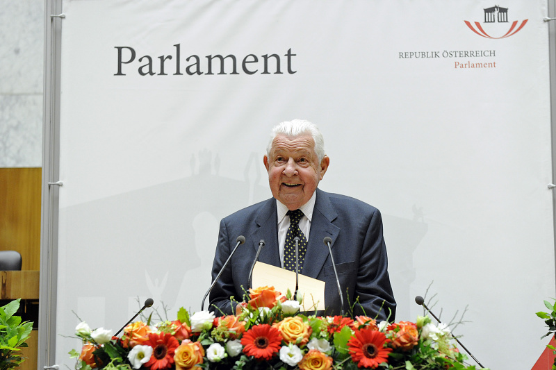 Prof. Heribert Krejci - Concordia Preise 2010 Jury-Vorsitzender am Rednerpult