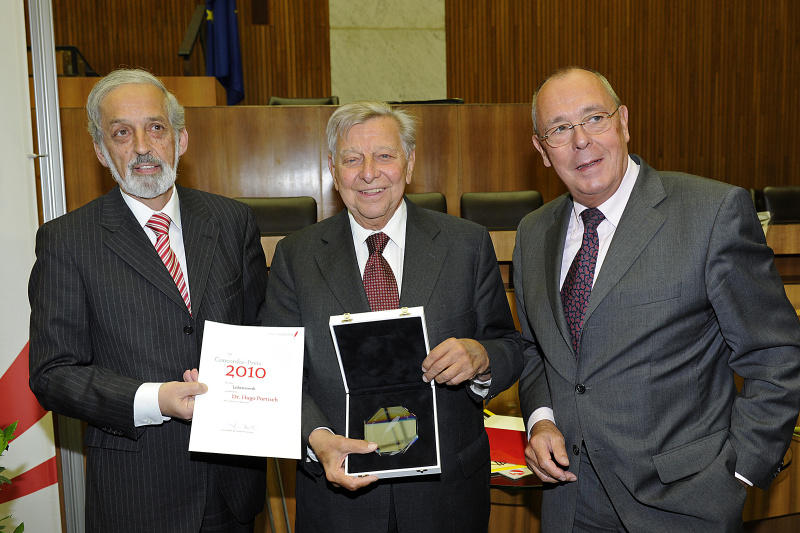 v.li. Prof. Heinz Nussbaumer - Journalist und Herausgeber, Hugo Portisch - Preisträger Ehrenpreis 2010 des Presseclub Concordia und Peter Bochskanl - Präsident des Presseclub Concordia