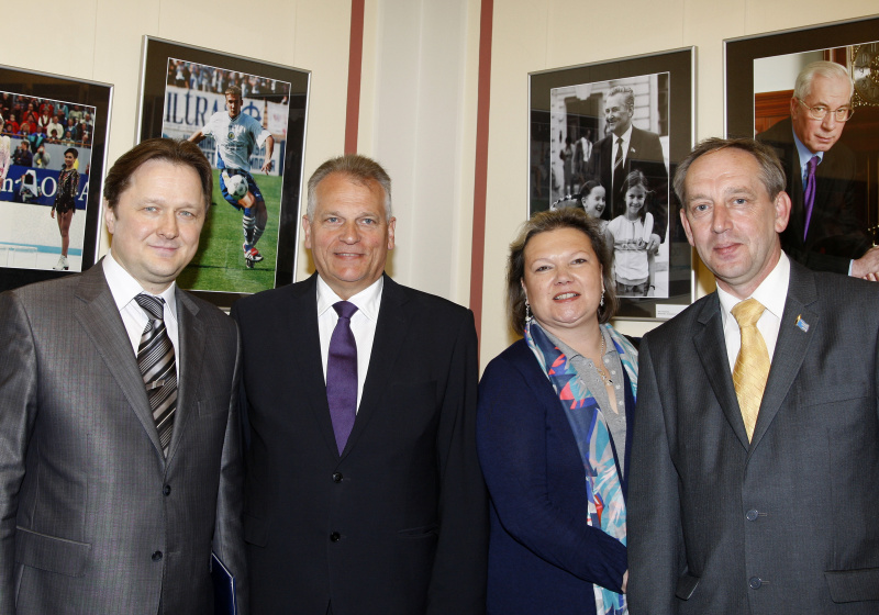 v.li. Andrii Bereznyi - Botschafter der Ukraine in der Republik Österreich, Gottfried Kneifel - Präsident des Bundesrates, Anneliese Kitzmüller - Nationalratsabgeordnete und Sergiy Bykov - Chefredakteur des wirtschaftspolitischen Magazins Partnerschaft