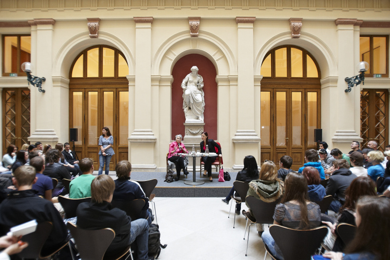Am Podium v.li.  Prof.in Ruth Klüger -  Autorin und Literaturwissenschaftlerin und Hannah Lessing - Generalsekretärin des Nationalfonds und des Allgemeinen Entschädigungsfonds