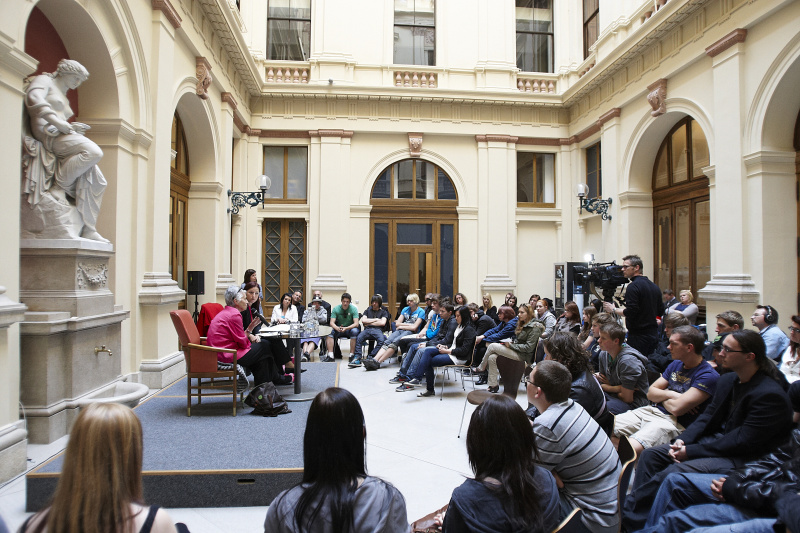 Am Podium  Prof.in Ruth Klüger -  Autorin und Literaturwissenschaftlerin und Hannah Lessing - Generalsekretärin des Nationalfonds und des Allgemeinen Entschädigungsfonds
