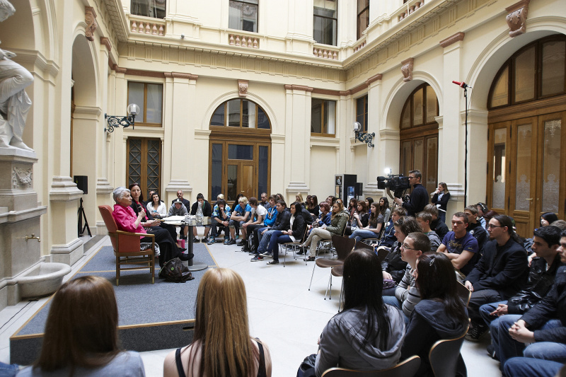 Am Podium  Prof.in Ruth Klüger -  Autorin und Literaturwissenschaftlerin und Hannah Lessing - Generalsekretärin des Nationalfonds und des Allgemeinen Entschädigungsfonds