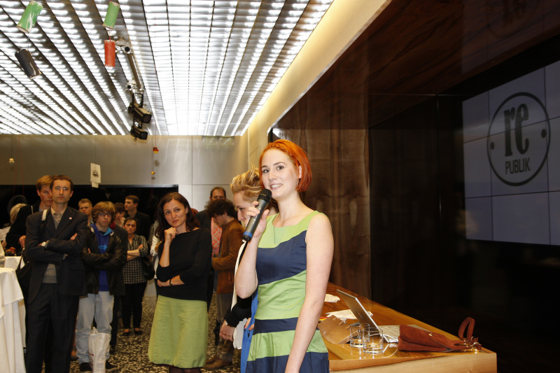 Teresa Eichler am Mikrofon