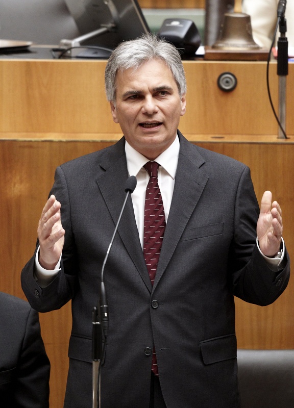 Auf der Regierungsbank Werner Faymann - Bundeskanzler am Wort