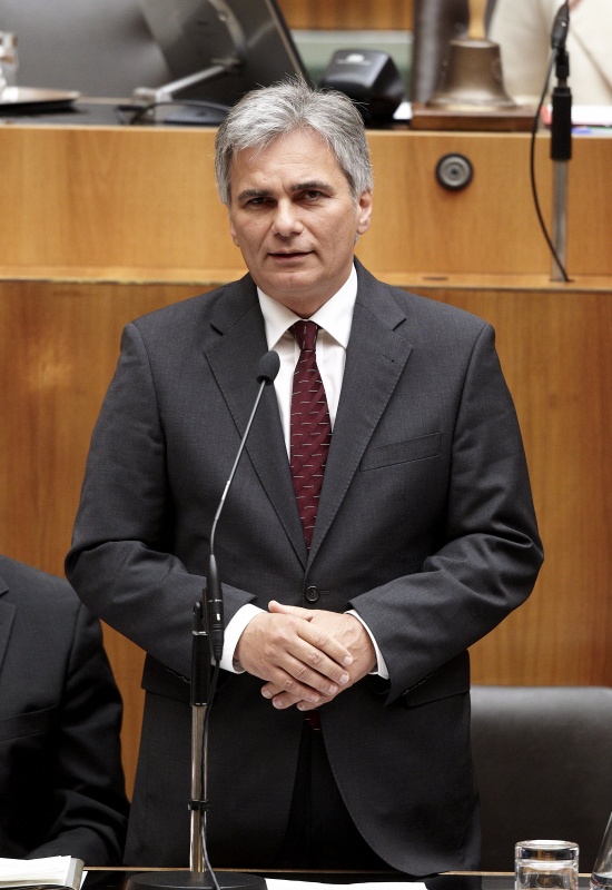 Auf der Regierungsbank Werner Faymann - Bundeskanzler am Wort