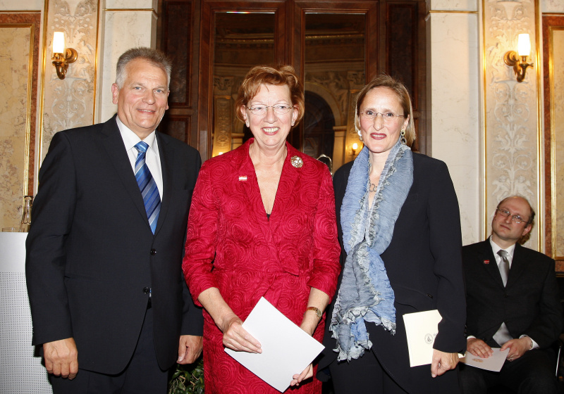 v.li. Gottfried Kneifel - Präsident des Bundesrates, Marguerite Machek-Vos - Ehrenpräsidentin der Österreichisch-Belgischen Gesellschaft - Ehrenzeichenträgerin und Gesandte Dr. Elisabeth Bertagnoli