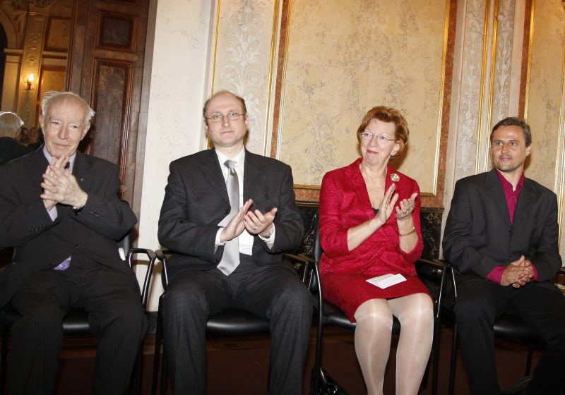 v.li. Ludwig Huber - Vorstandsmitglied der Österreichisch-Amerikanischen Gesellschaft, Mag. Lukas Marcel Vosicky - Generalsekretär der Österreichisch-Rumänischen Gesellschaft, Marguerite Machek-Vos - Ehrenpräsidentin der Österreichisch-Belgischen Gesellschaft und Mag. Hubert Heine - Generalsekretär der Österreichisch-Australischen Gesellschaft - EhrenzeichenträgerInnen