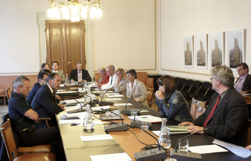 Ausschussmitglieder am Verhandlungstisch