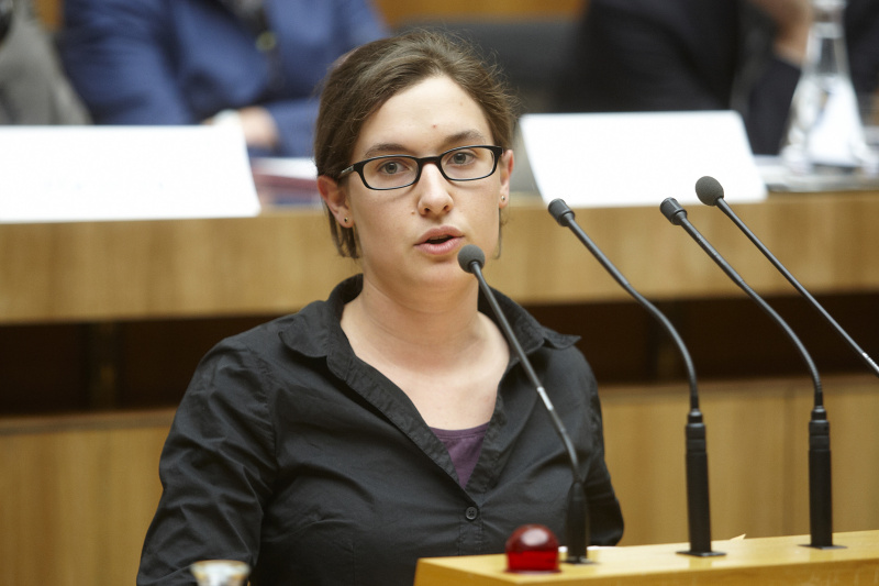 Iris Schwarzenbacher - Aktion kritische Schüler am Rednerpult