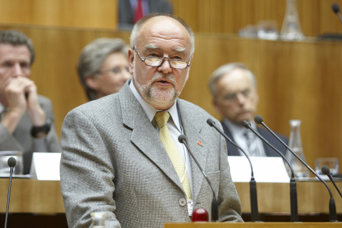 Gerhard Weißgrab - Präsident der Österreichischen Buddhistischen Religionsgemeinschaft am Rednerpult