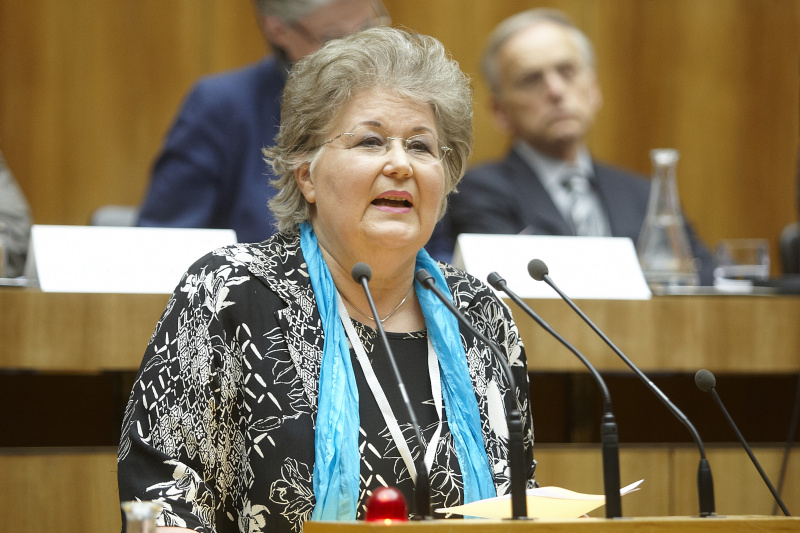 Elisabeth Pietsch - Kirche Jesu Christi der Heiligen der Letzten Tage in Österreich am Rednerpult