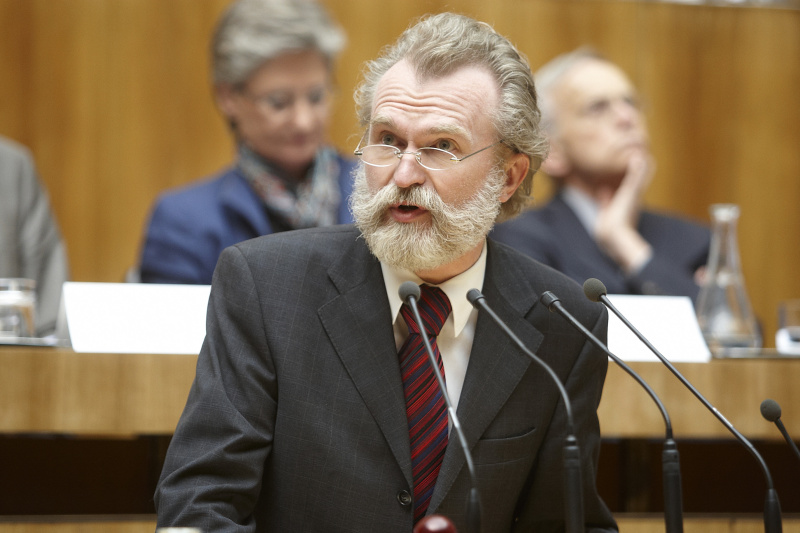 Dr. Walter Hessler - Neuapostolische Kirche in Österreich am Rednerpult