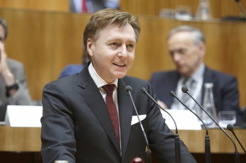 Dr. Andreas Karlsböck - Nationalratsabgeordneter der FPÖ am Rednerpult