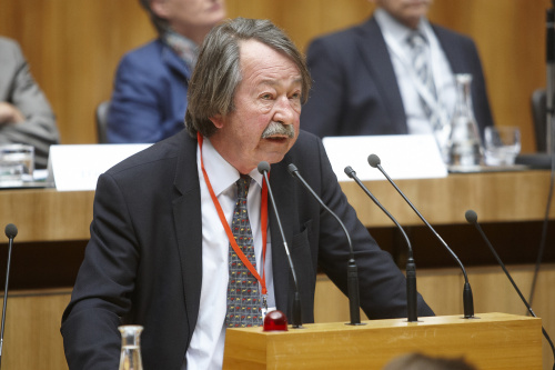 Dr. Peter Kampits - Dekan der Fakultät für Philosophie und Bildungswissenschaft, Universität Wien am Rednerpult