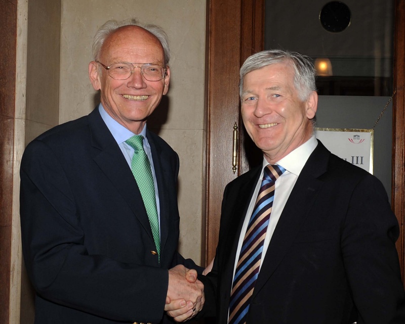 v.li. Dipl.-Kfm. Dr. Günter Stummvoll - Obmann des Finanzausschusses begrüßt Bruno Frick