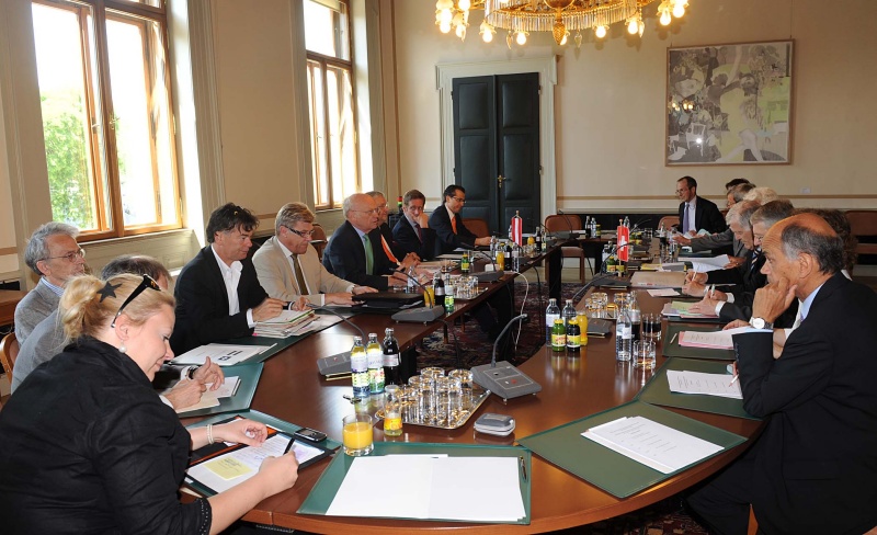 Aussprache mit den Mitgliedern des Finanzausschusses des Nationalrates. Österreichische Delegation 4v.li. Werner Kogler - Nationalratsabgeordneter Grüne, Bernhard Themessl - Nationalratsabgeordneter FPÖ,  Dipl.-Kfm. Dr. Günter Stummvoll - Obmann des Finanzausschusses, Dr. Christoph Matznetter - Nationalratsabgeordneter SPÖ, Kai Jan Krainer - Nationalratsabgeordneter SPÖ, Ing. Robert Lugar - Nationalratsabgeordneter BZÖ.Rechte Seite Schweizer Delegation mit Bruno Frick (4.v.re.)