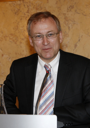 Univ.-Prof. Dr. Wolfgang Sander - Department für Didaktik der politischen Bildung - Universität Wien am Rednerpult